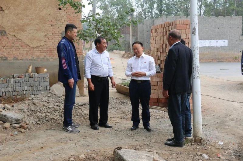 扶貧路上  攜手同行——弘義集團黨委書記、董事長張秀峰一行 到定點幫扶村調研