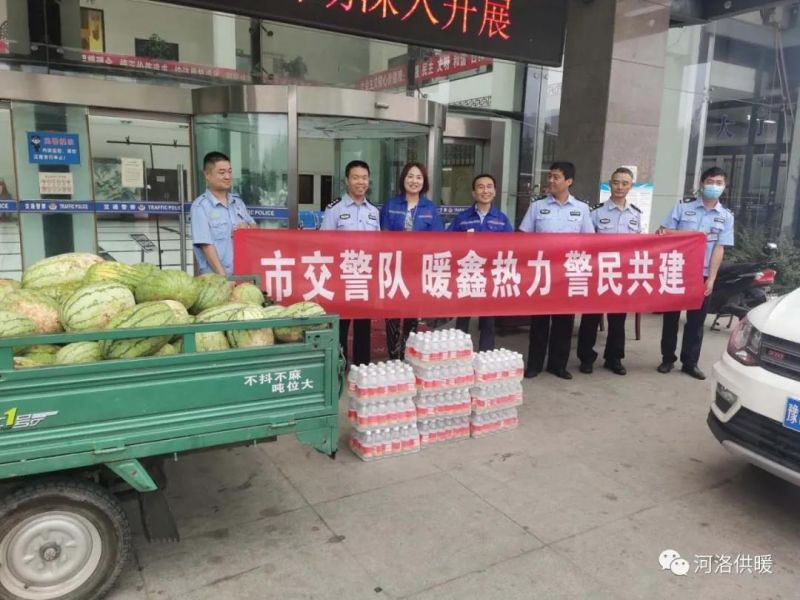 高溫下交警執(zhí)勤忙，暖鑫熱力送瓜送水送清涼